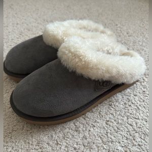 Ugg slippers size women’s 5